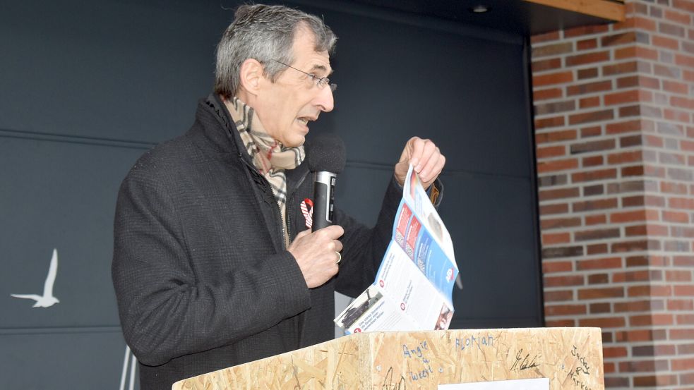AfD-Politiker Arno Arndt während seines Auftritts auf der Kulturbühne auf dem Rhauderfehner Marktplatz. Foto: Zein