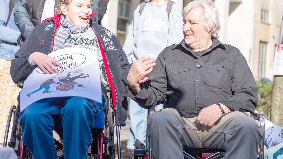 Immer wieder am Protestieren: Arnold Schnittger und Nico vor dem Gesundheitsministerium in Berlin. Foto: dpa/Christophe Gateau