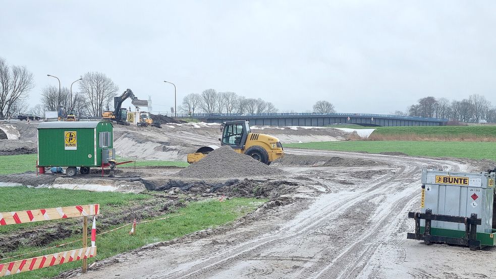 Auf der Wiese neben der alten Ledabrücke haben die Vorbereitungen für Probebohrungen begonnen. Foto: Bothe