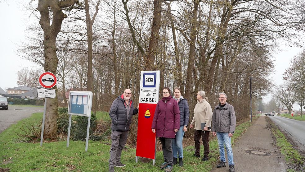 Sie haben wenig Verständnis für die Entscheidung, die Bäume zu entfernen (von links): Die Barßeler Ratsmitglieder Hartmut Wrede, Julia Thoben, Daniela Wulf, Waltraud Frerichs und Heino Willhaus sahen sich vor Ort um. Foto: Passmann
