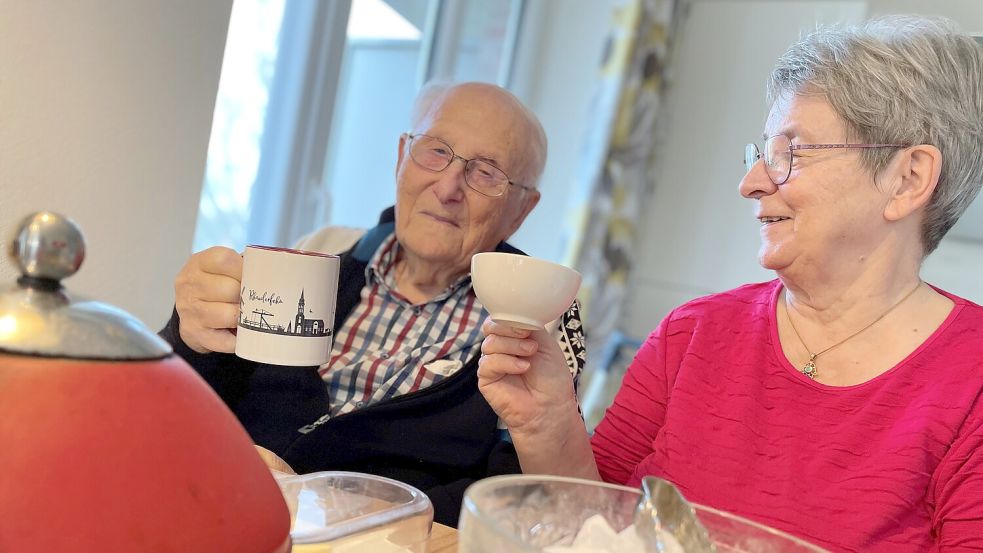 Nehmen sich Zeit fürs Frühstück: Albrecht Weinberg und Gerda Dänekas. Foto: Janßen