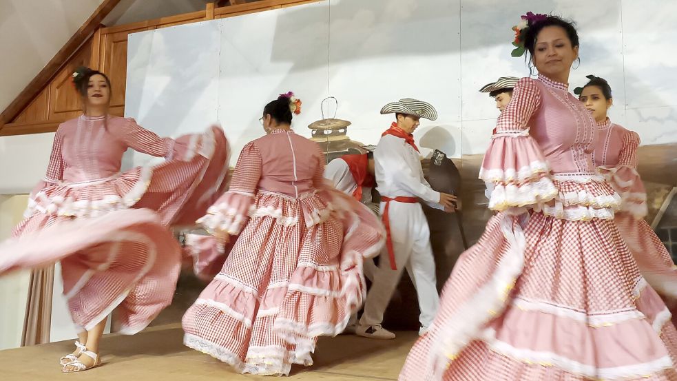 Es ging nicht nur fröhlich zu auf dem zweiten „Kolumbianischen Festival“ in Ostrhauderfehn. Dort wurde auch verkündet, dass eine Landsfrau kürzlich Deutschland und ihre Familie verlassen musste. Fotos: Scherzer