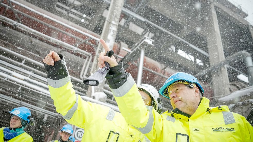 Wirtschaftsminister Robert Habeck bei einem Besuch des Unternehmenn Norcem in Norwegen, wo er sich über CO2-Speicherung informierte. Foto: Nietfeld/DPA