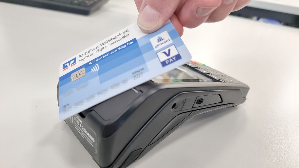Die Raiffeisen-Volksbank nutzt eine Girocard mit V-Pay, dem Co-Badge von Visa. Foto: Bothe