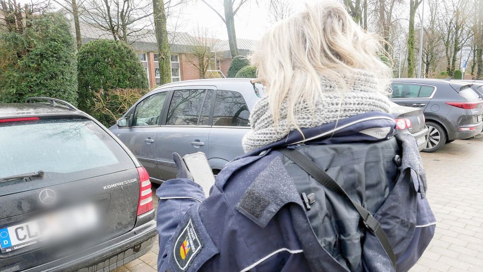 Einmal das Kennzeichen überprüfen: Kristina Korte ist für die Stadt Cloppenburg als Politesse unterwegs. Foto: Dickerhoff