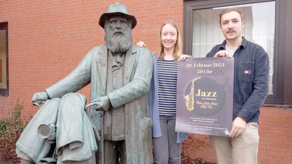 Kirsten Beening (Pressesprecherin Westoverledingen) und Daniel Weiß (zuständig für Schulen, Sport und Kultur bei der Gemeinde Westoverledingen) freuen sich auf die 58. Auflage von „Jazz im Rathaus“. Foto: Scherzer