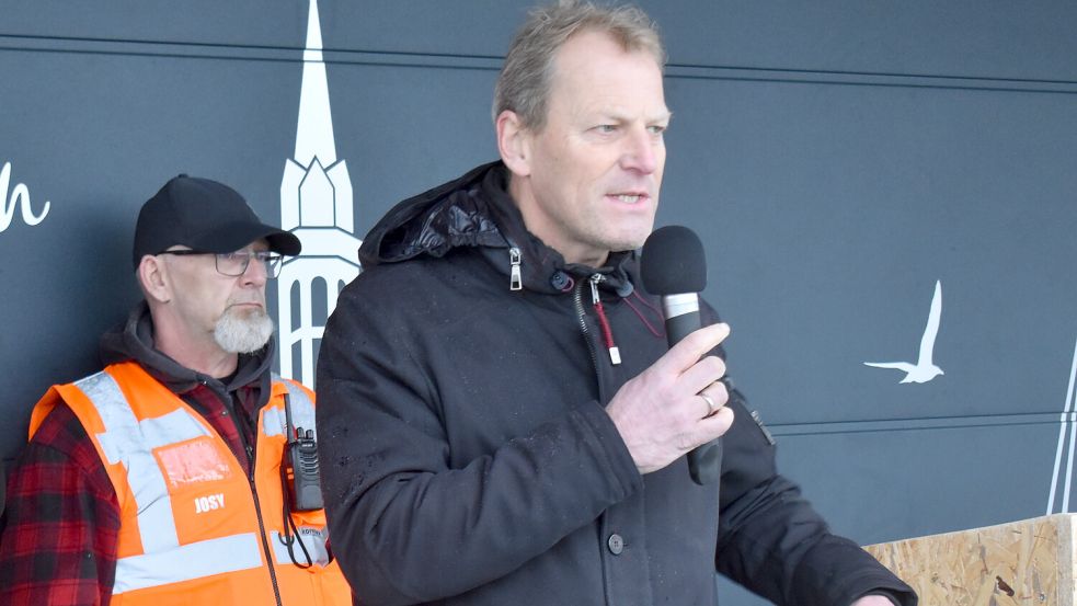 Rhauderfehns Bürgermeister Geert Müller sprach auf der Kundgebung am Sonnabend. Trotz eines AfD-Redners wollte er die Gelegenheit nutzen, sich mit den Zuhörern auseinanderzusetzen. Foto: Zein