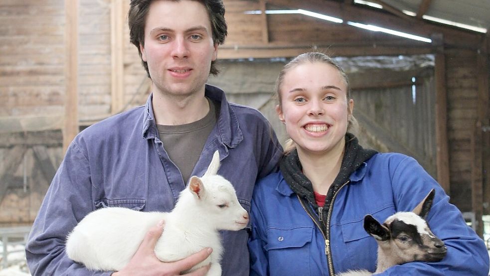 Leon de Kloet und seine Freundin Melissa Brouwer bereichern ab diesem Donnerstag den Barßeler Wochenmarkt mit einem Käsestand. Dort bieten die beiden Ziegenkäse an von der eigenen Ziegenherde. Foto: privat