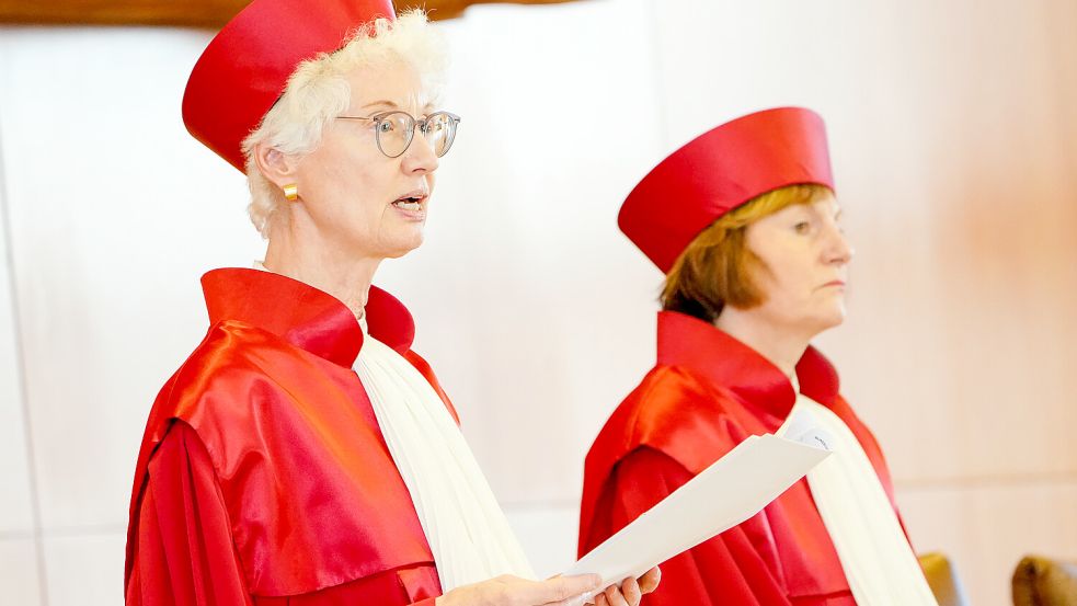 Doris König (links), Vizepräsidentin des Zweiten Senats des Bundesverfassungsgerichts (BVerfG), verliest neben Christine Langengeld im Verhandlungssaal das Urteil gegen die ehemalige NPD: „Die Heimat“ wird von der staatlichen Parteienfinanzierung ausgeschlossen. Das hat das Bundesverfassungsgericht entschieden. Foto: Uwe Anspach/dpa