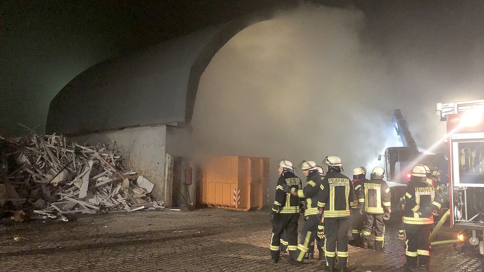 Dichter Rauch machte sich während des Einsatzes im Abfallsilo breit. Fotos: Stephanie Fäustel