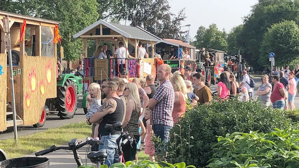 Die Löschparade ist bei Teilnehmern und Zuschauern beliebt. Archivfoto: Ammermann