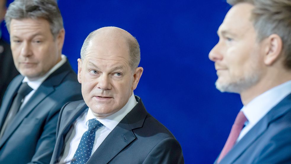 Bekommen ab dem 1. März 2024 mehr Geld: Bundeswirtschaftsminister Robert Habeck, Bundeskanzler Olaf Scholz und Bundesfinanzminister Christian Lindner (v.l.n.r.). Foto: dpa/Michael Kappeler