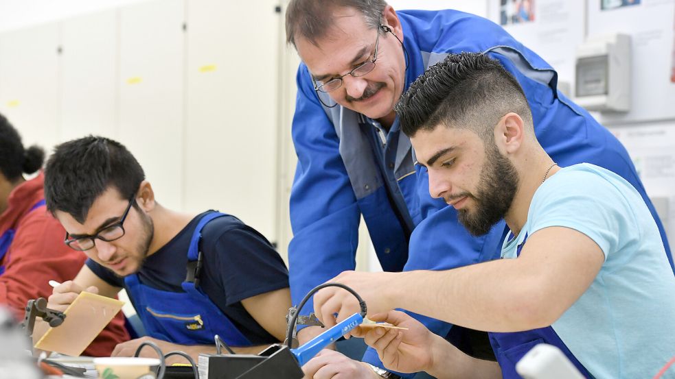 Nach dem Asylbewerberleistungsgesetz sind Geflüchtete verpflichtet, nach ihrer Ankunft zu arbeiten. Das wird aber nur selten umgesetzt. Foto: dpa/Martin Schutt