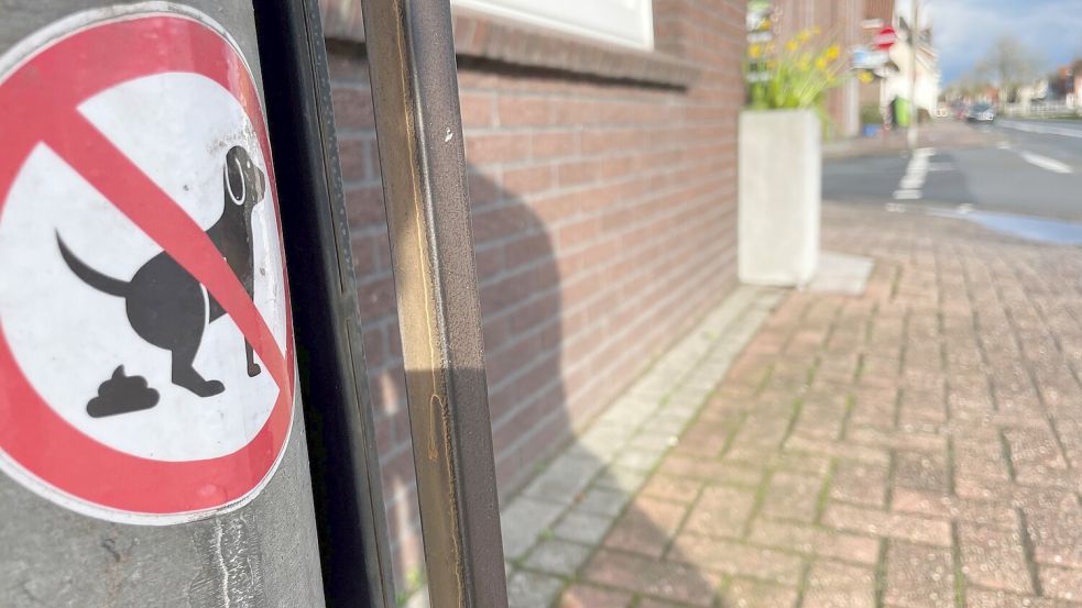 Das Schild am Untenende in Rhauderfehn sagt: Hier Bitte nicht! Foto: Hellmers