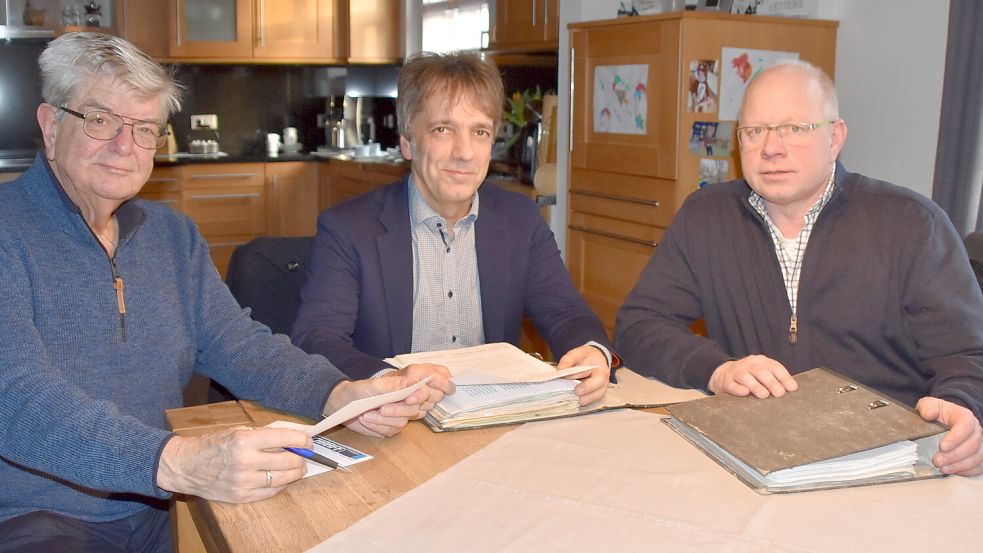 Vorsitzender Ralf Meiners (Mitte), der 2. Vorsitzende Reno Hinrichs (rechts) und Ernst-Martin Feldkamp, der den damaligen Verein Werbegemeinschaft Flachsmeer und Umgebung mitgegründet hat, blicken auf das 40-jährige Bestehen des heutigen Gewerbevereins Flachsmeer zurück. Foto: Ammermann