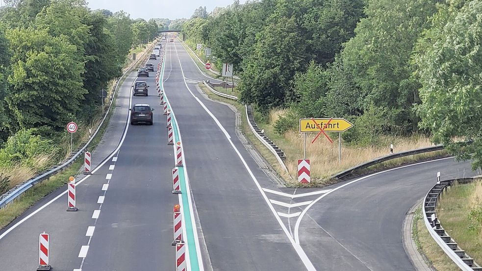 Auf der Bundesstraße 210 in Höhe der Ausfahrt Jever-Ost starben im Oktober 2021 drei Menschen, ein weiterer wurde schwer verletzt. Der Unfallverursacher wurde nur leicht verletzt. Foto: Archiv/Ullrich