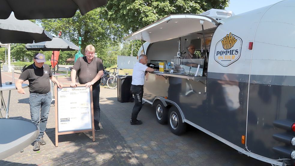 Mit seinem Foodtruck „Pommes on Tour“ stand Wim Drent (Mitte) seit vergangenen Sommer auf dem Gelände des Bootshafens in Barßel. Damit ist nun Schluss. Foto: Passmann
