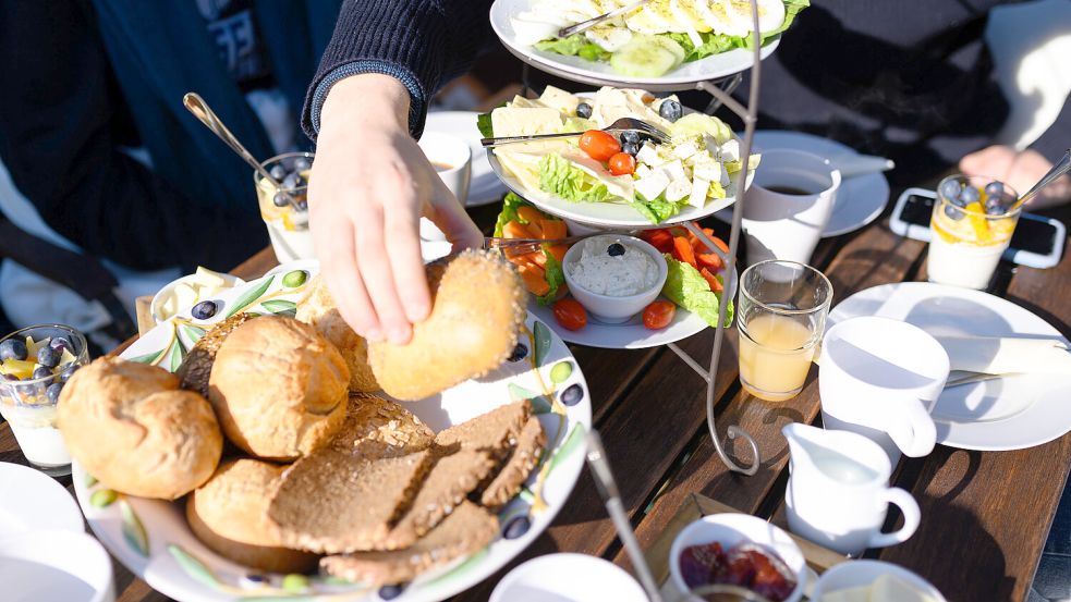 Brötchen dürfen bei einem ausgiebigen Frühstück nicht fehlen. Foto: Jonas Walzberg/dpa