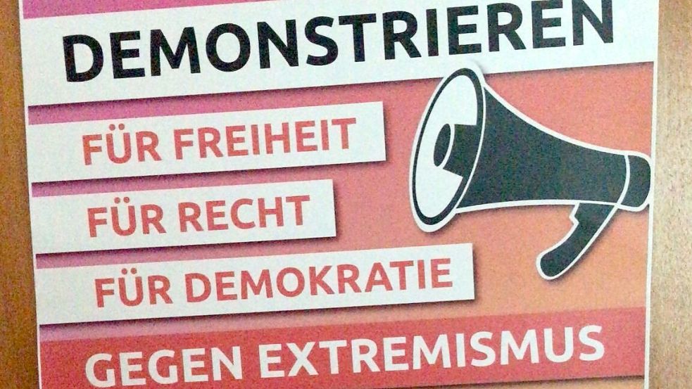 Im Saterland werden Flyer mit dem Aufruf zur Teilnahme an der Demo verteilt. Foto: Stoffers/Privat