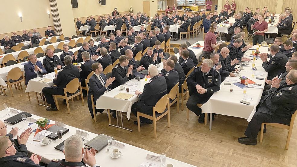 Die Orts- und Gemeindebrandmeister der Feuerwehren aus dem Landkreis Leer trafen sich zur Tagung in Bunde. Foto: Kuiper