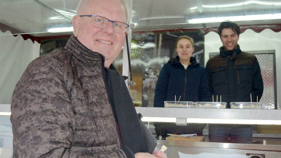 Auch Ratsherr Johannes Geesen probierte diesen Donnerstag gerne ein Stückchen pikant gewürzten Ziegenkäse am Stand von Melissa Brouwer und Leon de Kloet. Die jungen Niederländer halten in Weener eine große Ziegenherde, deren Milch sie von der mobilen Molkerei May zu Käse verarbeiten lassen. Mit ihren Produkten bereichern sie ab jetzt den Wochenmarkt in Barßel. Foto: Fertig