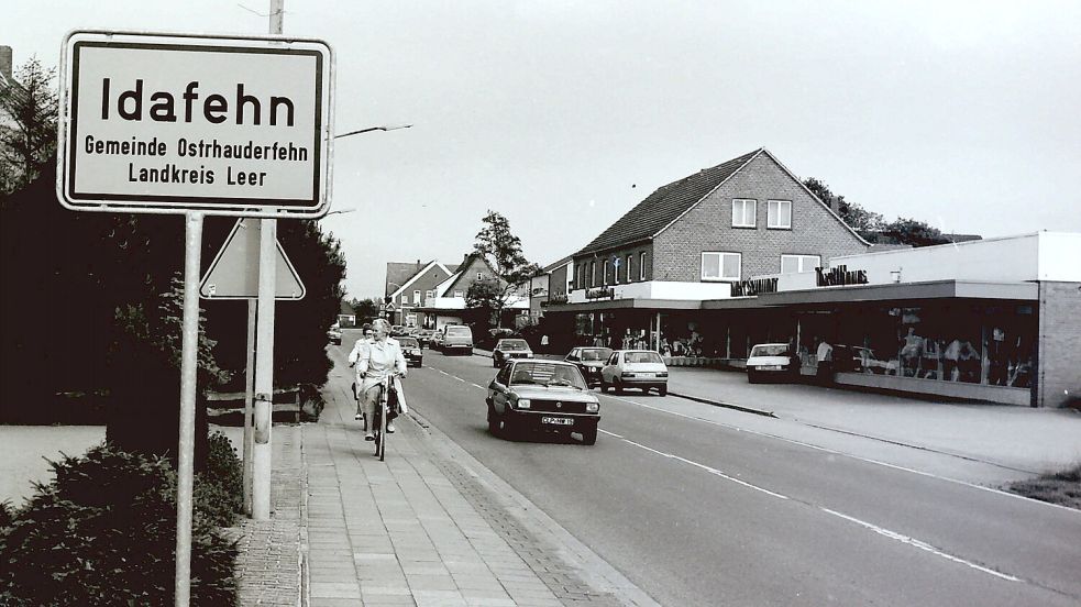 Die Ortseinfahrt Idafehn hat sich in den vergangenen 40 Jahren stark verändert. Geblieben ist aber das Textilhaus Dirk Schmidt (rechts). Fotos: Archiv