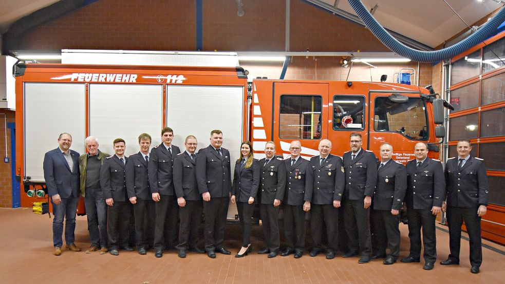 Ehrungen und Beförderungen bei der Feuerwehr Ramsloh (von links): Bürgermeister Thomas Otto, Karl - Heinz Brinkmann, Niklas Braje, Stephan Eilers, Steffen Rauert, Jonas Schütte, Marcel Wellenbrock, Annika Tebben, Heiko Sobing, Frank Sinnigen, stellvertretender Kreisbrandmeister Franz-Josef Nording, Gemeindebrandmeister Hartmut Hanekamp, stellvertretender Gemeindebrandmeister Kevin Heese, stellvertretender Ortsbrandmeister Timo Hinrichs, Ortsbrandmeister Matthias Schulte. Foto: Giehl/Feuerwehr Saterland