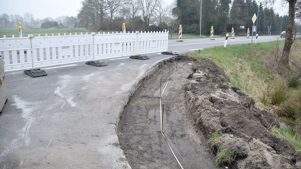 Der Mutterboden ist an der Stelle, an der die weißen Flachborde eingebaut werden sollen, bereits ausgekoffert worden. Foto: Ammermann