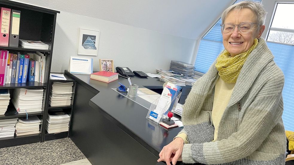 Auf ihrem Stuhl habe sie selten gesessen, sagt Dr. Marina Gehre, sondern oft auf der Schreibtischkante, „nah beim Patienten“. Foto: Janßen