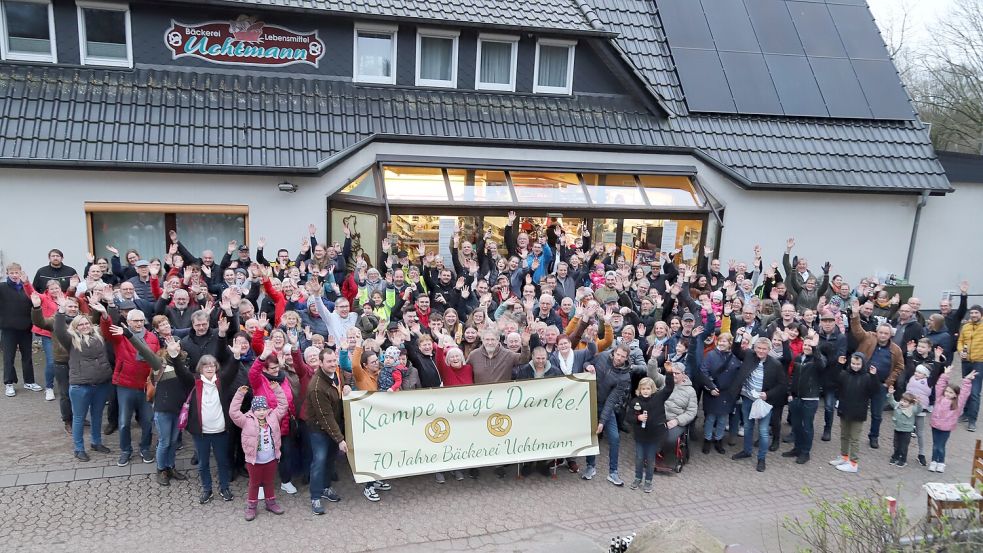 Die Dorfgemeinschaft Kampe bedankte sich zum Abschied bei Matthias und Margret Uchtmann. Foto: Passmann