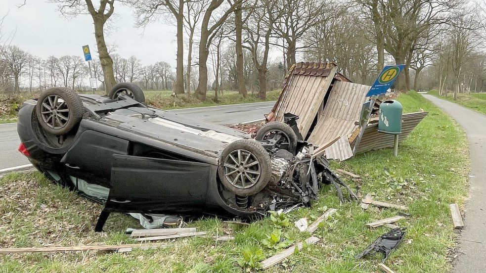 Das Auto blieb auf dem Dach liegen. Foto: Boschbach