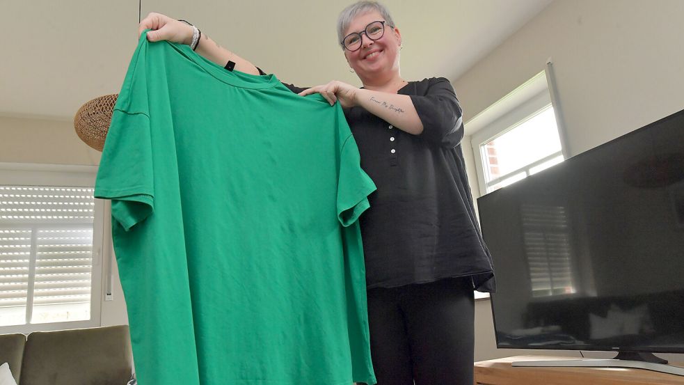 Diese Kleidergröße braucht sie nicht mehr: Steffi Rull hat kaum noch Kleidungsstücke aus der Zeit vor der Ernährungsumstellung. Die passen nicht mehr. Foto: Ortgies