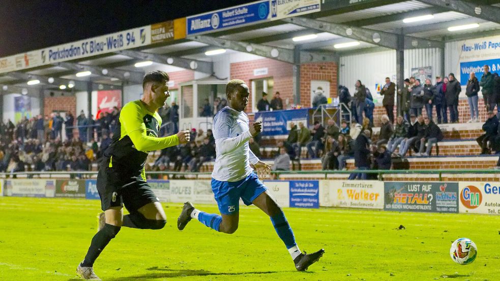 300 Zuschauer sahen das Derby am Freitagabend in Papenburg. Das Bild zeigt ein Laufduell zwischen Firrels Marc Steinheuser und Benny Boungou. Foto: Lohmann