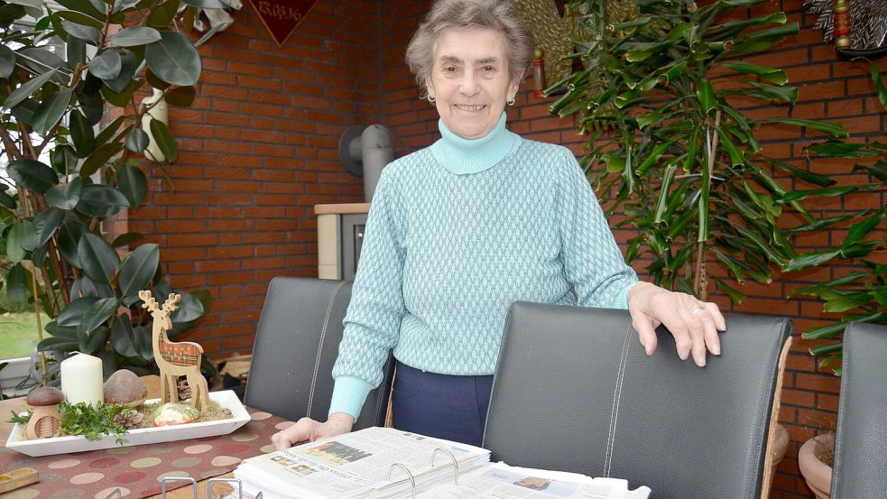 30 Jahre von den 50, die das Saterland jetzt als Gemeinde besteht, war Marianne Fugel aus Scharrel im Gemeinderat aktiv. Ebensolange war die 79-Jährige ehrenamtlich stellvertretende Bürgermeisterin. Viele Zeitungsartikel über die Saterländer Politik hat die CDU-Politikerin gesammelt. Sie blickt zurück auf bewegte kommunale Zeiten. Foto: Fertig
