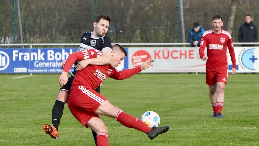Julian Jauken klärt in dieser Szene vor Niklas Homes. Foto: Damm