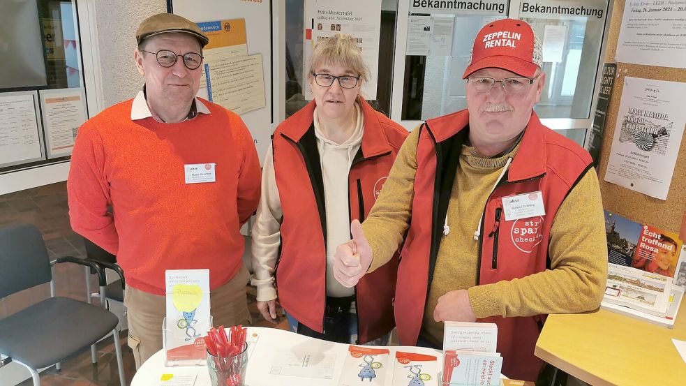 Hans Kremer, Johanna Riedel und Günter Drieling (von links) bauen regelmäßig im Rathaus Leer ihren Stand auf. Foto: Terhorst