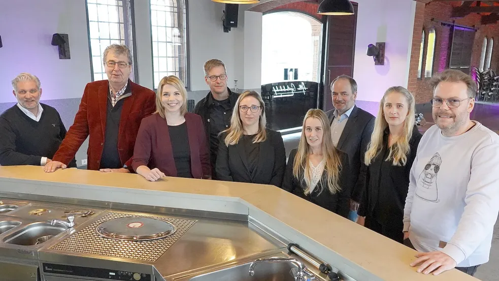 Über neuen Betrieb im Alten Güterbahnhof freuen sich (von links) Dirk Schämann, Hans-Günter Kaltwasser (Kassenwart Förderverein), Vanessa Gattung, Ansgar Ahlers, Katharina Ortmann, Sarah Hanrath, Hermann Wessels (Erster Stadtrat), Insa Hanrath und Roland Averdung. Foto: Schade
