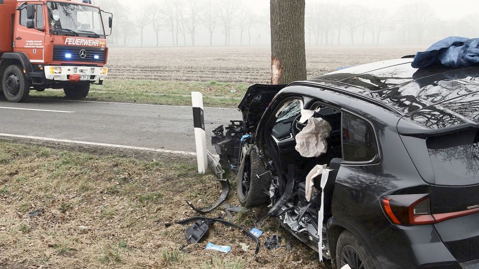 Das Auto der Frau wurde durch den Aufprall komplett zerstört. Foto: Pille