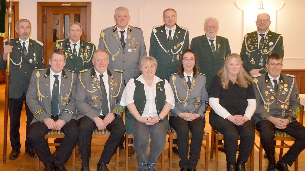Der Gesamtvorstand des Kreisverbandes Bund der Overledinger Schützen nach der Jahreshauptversammlung in Flachsmeer (stehend, von links): Gerd-Artur Wilts (Standartenträger), Joachim Müsker (Kreismajor), Jörg Priet (stellvertretender Sportleiter), Klaus de Boer (Schriftführer), Gerhold Heinze (1. Vizepräsident), Stefan Drathjer (stellvertretender Schatzmeister) sowie (sitzend, von links) Ludger Meinders (2. Vizepräsident), Karl-Gerhard Laaken (Präsident), Ulrike Wiechers (stellvertretende Damensportleiterin), Denise Kramer (stellvertretender Jugendsportleiterin), Birgit Gerdes (Damensportleiterin) und Wolfgang Kramer. Es fehlen: Werner Thomßen (1. Vizepräsident), Udo Griepenburg (Sportleiter), Jens de Buhr (stellvertretender Standartenträger), Thomas Dalloff (stellvertretender Kreismajor) und Pressewart Michael Haferbecker. Fotos: Weers