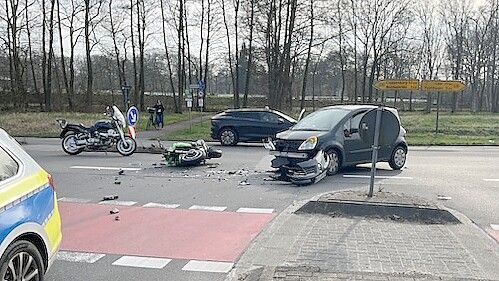Bei diesem Unfall am 3. März 2024 erlitt eine 25-jährige Motorradfahrerin aus Rhauderfehn zunächst lebensgefährliche Verletzungen. Mittlerweile befindet sie sich nicht mehr in Lebensgefahr. Foto: Polizei