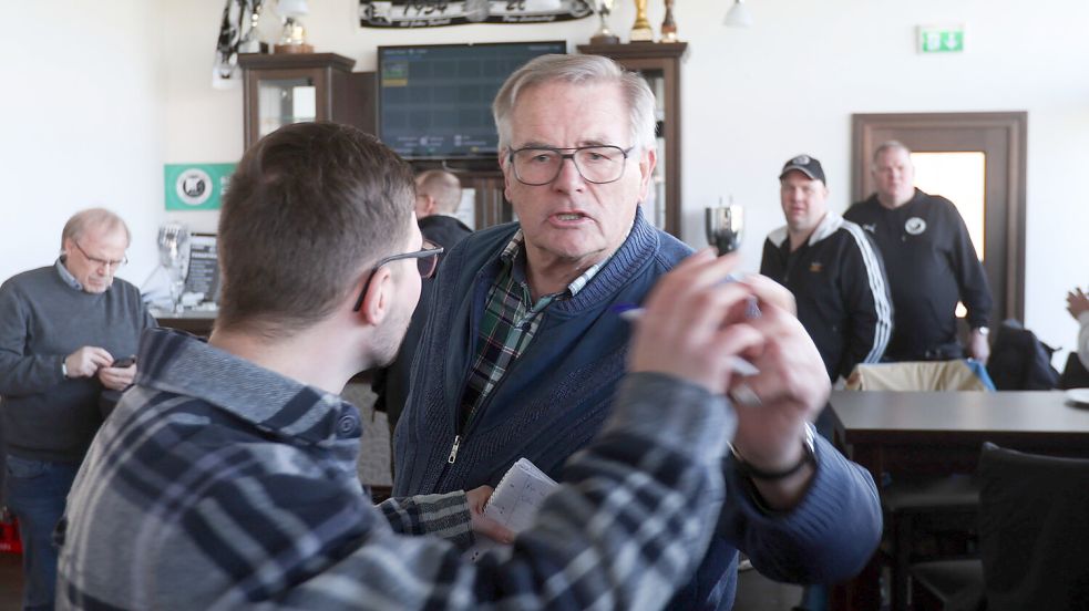 Redakteur Niklas Homes versuchte, den Rehdener Klubboss ein wenig zu beruhigen. Foto: Doden, Emden