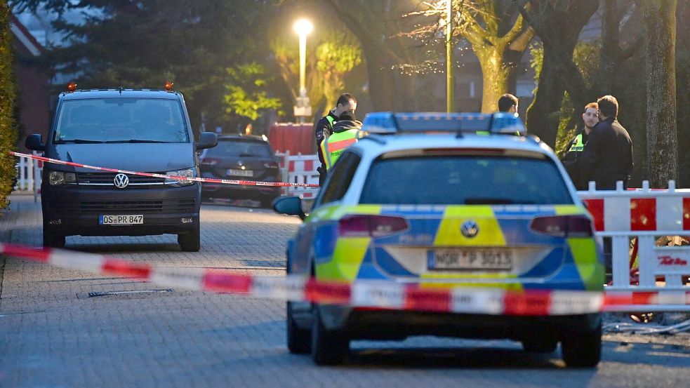 Mit mehreren Fahrzeugen war die Polizei am Donnerstag am Einsatzort. Foto: Wagenaar