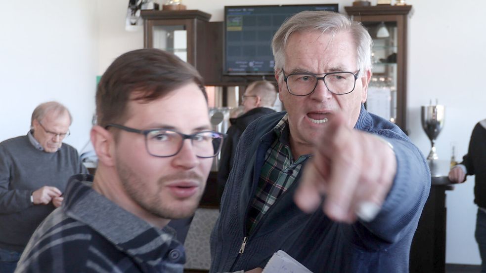 Aufgeheizte Stimmung: Der Rehdener Vorsitzende Friedrich Schilling machte im VIP-Raum seinem Unmut über Fotoaufnahmen Luft. Redakteur Niklas Homes versuchte, die Situation zu beruhigen. Fotos: Doden, Emden