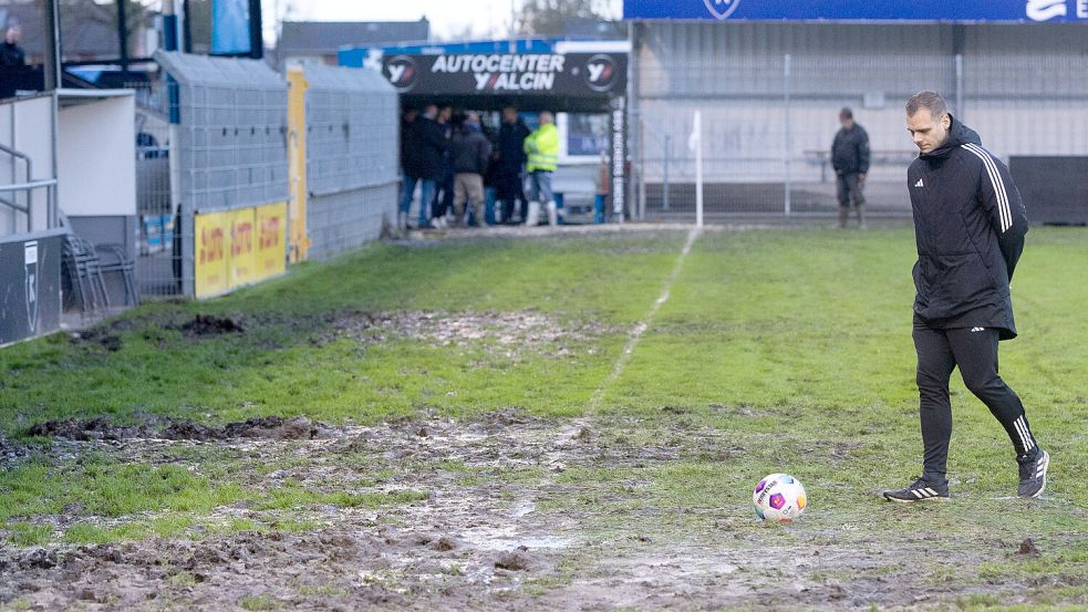 Solche Platzverhältnisse sollen Schiedsrichter, Mannschaften und Fans nach der Sanierung nicht mehr sehen. Foto: Doden/Emden