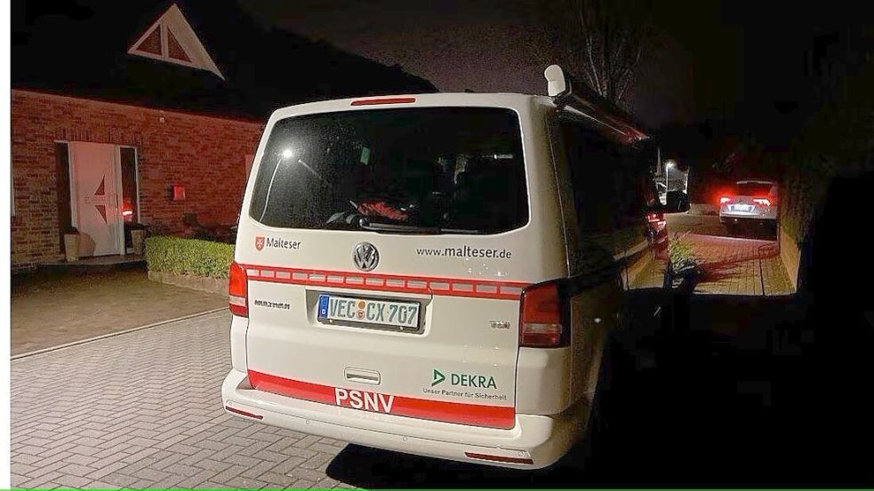 Das Fahrzeug des Kriseninterventions-Teams war Dienstagabend noch vor Ort. Foto: M. Niehues