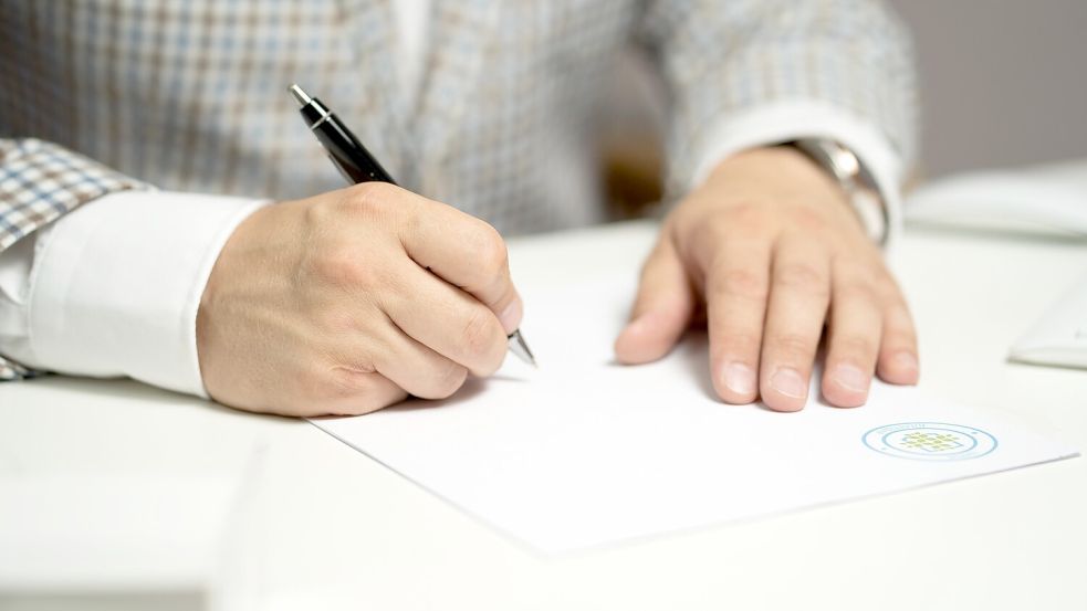 Nur wer sich im Kaufvertrag durch seine Unterschrift mit einer Anzahlung einverstanden erklärt, muss diese bezahlen. Symbolfoto: Pixabay