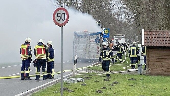 In der Nähe des Schöpfwerksweg in Potshausen brannte am Mittwochvormittag ein Container. Fotos: Löschen