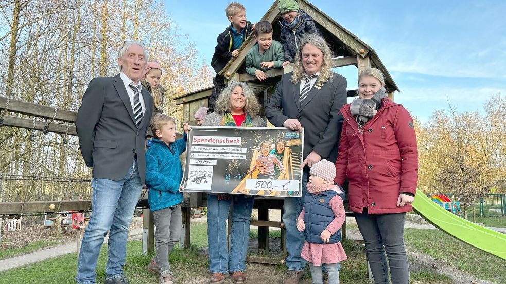 Bei den Weidenhopsern herrschte Freude über die Spende des Böllervereins für die Aktion ein „Tipi für die Weidenhopser“ in Wittensand (von links): Jupp Südkamp (Böllerverein), Leentje Lucassen, Rasmus Höhl, Julius Lucassen (Kind oben links), Marcella Deeken (Kita Wittensand), Lasse Nagel (Kind oben Mitte), Paul Wallschlag (Kind oben Spitze), Stephan Schulte (Böllerverein), Leni Thieben (Kind, stehend vorne) und Jessica Thieben (rechts, Mutter).Foto: Privat