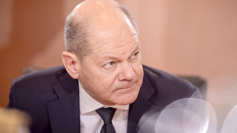 Bundeskanzler Olaf Scholz (SPD) will verhindern, dass Deutschland zur aktiven Kriegspartei wird - der politische Gegner wirft ihm Taktik vor. Foto: Michael Kappeler/dpa