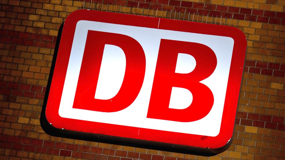 Das Logo der Deutschen Bahn DB. Foto: Sina Schuldt/dpa